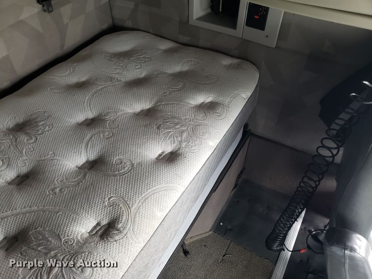 image for item DH5798 2012 Volvo VN semi truck