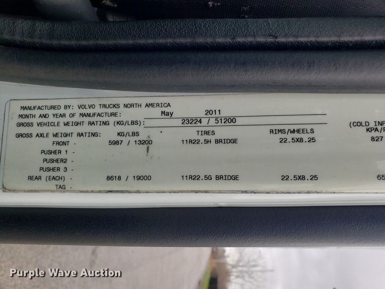 image for item DH5798 2012 Volvo VN semi truck