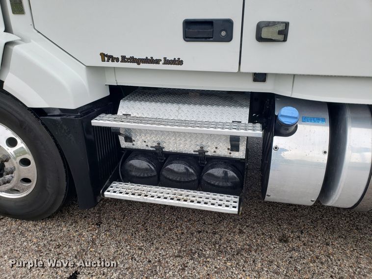 image for item DH5798 2012 Volvo VN semi truck