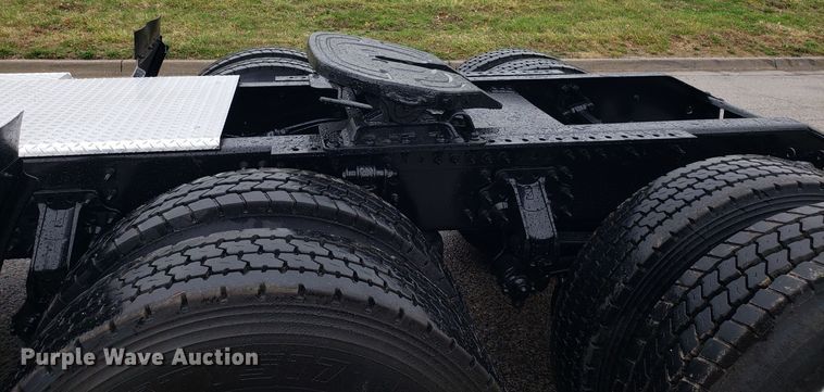 image for item DH5798 2012 Volvo VN semi truck