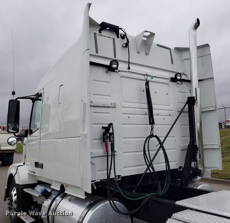 image for item DH5798 2012 Volvo VN semi truck