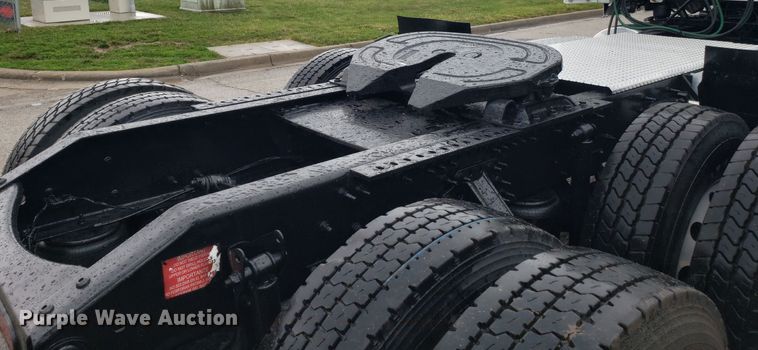 image for item DH5798 2012 Volvo VN semi truck