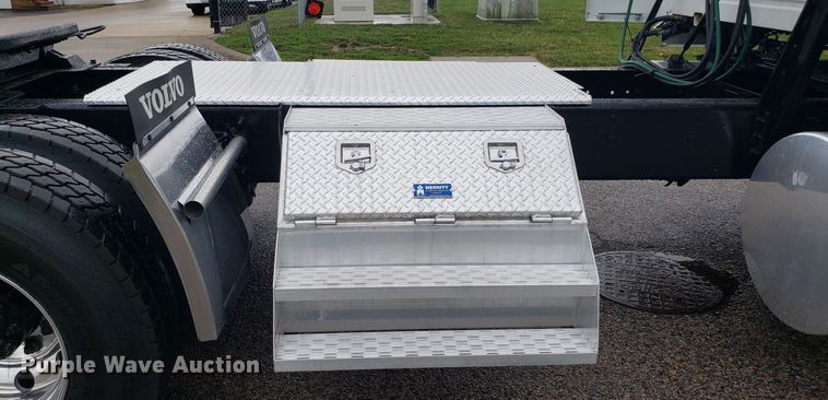 image for item DH5798 2012 Volvo VN semi truck