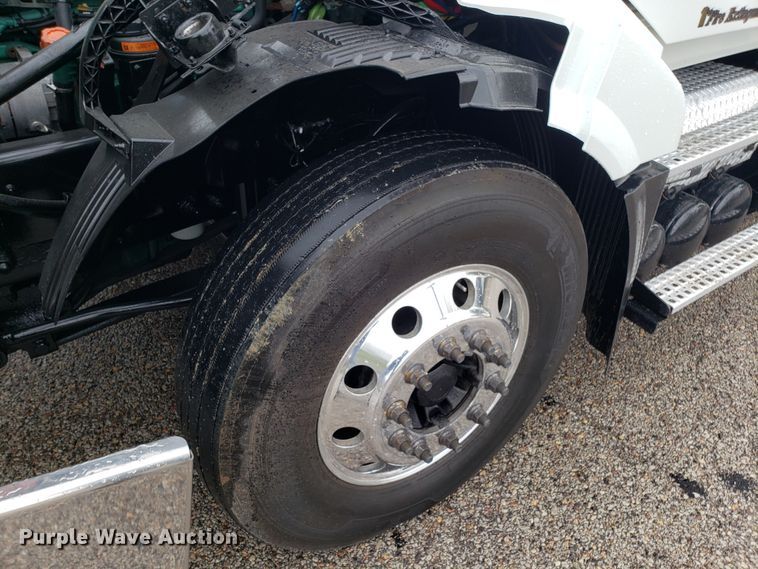 image for item DH5798 2012 Volvo VN semi truck