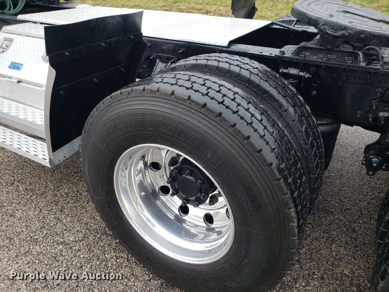 image for item DH5798 2012 Volvo VN semi truck