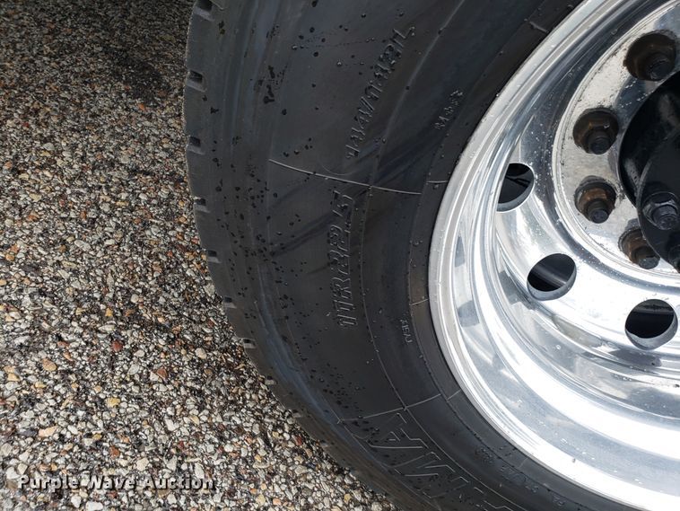 image for item DH5798 2012 Volvo VN semi truck