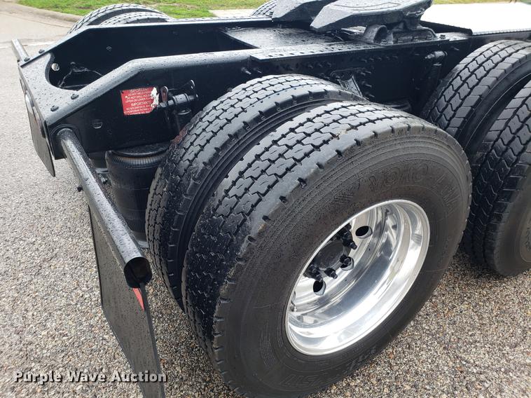 image for item DH5798 2012 Volvo VN semi truck