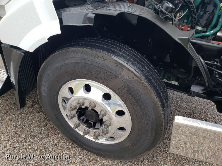 image for item DH5798 2012 Volvo VN semi truck