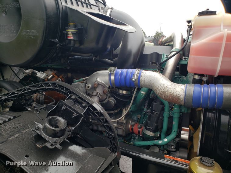 image for item DH5798 2012 Volvo VN semi truck