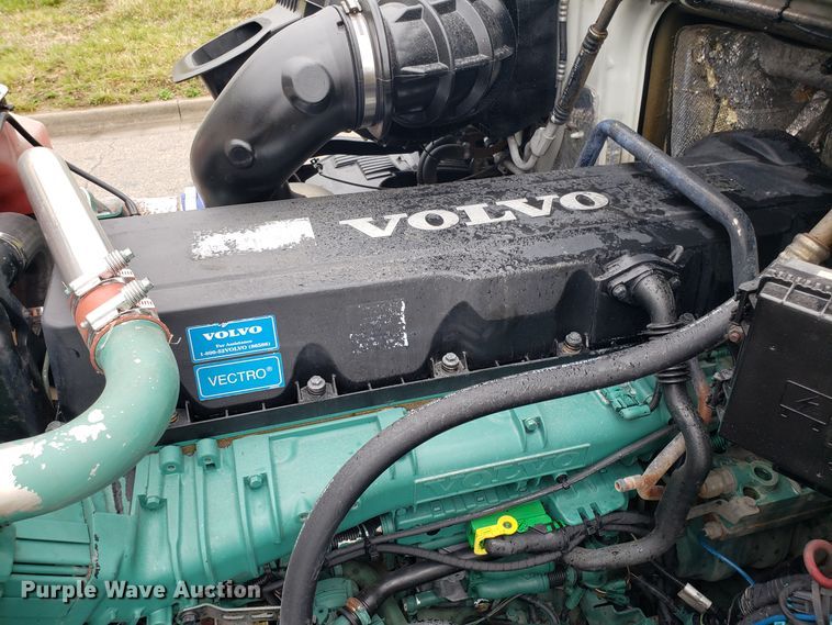 image for item DH5798 2012 Volvo VN semi truck