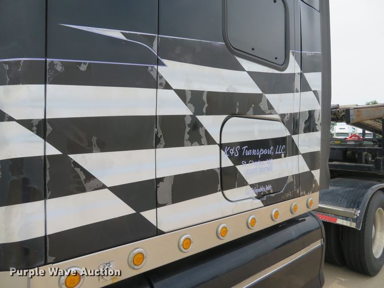 image for item DI2086 2007 Peterbilt 387  semi truck