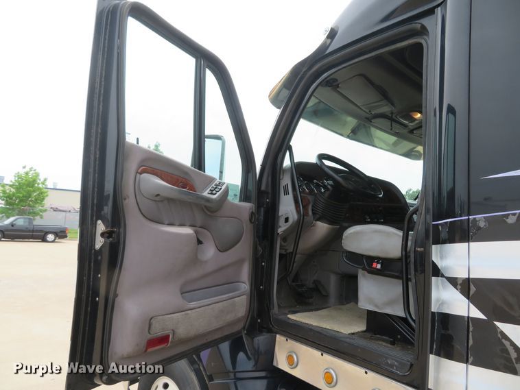 image for item DI2086 2007 Peterbilt 387  semi truck