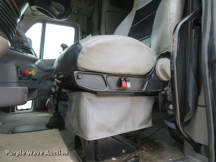 image for item DI2086 2007 Peterbilt 387  semi truck