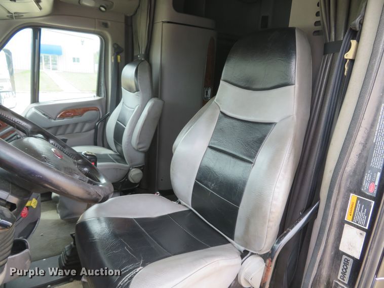 image for item DI2086 2007 Peterbilt 387  semi truck