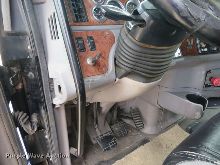 image for item DI2086 2007 Peterbilt 387  semi truck
