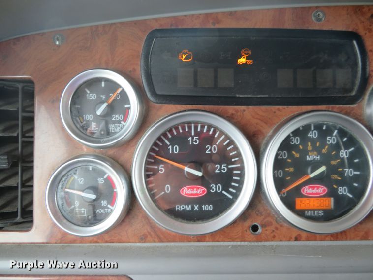 image for item DI2086 2007 Peterbilt 387  semi truck