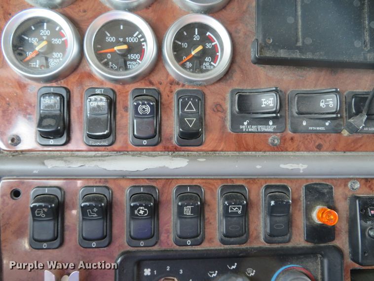 image for item DI2086 2007 Peterbilt 387  semi truck