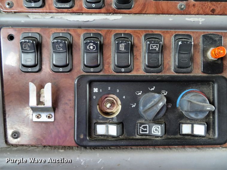 image for item DI2086 2007 Peterbilt 387  semi truck