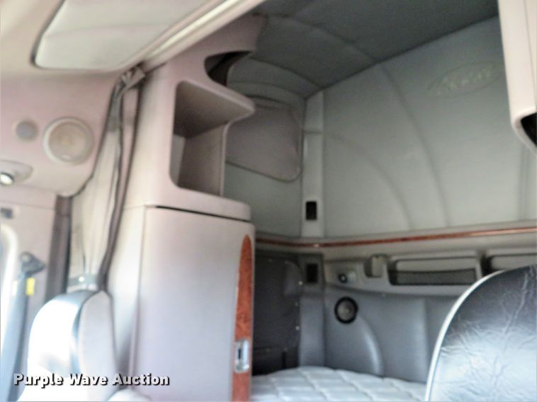 image for item DI2086 2007 Peterbilt 387  semi truck