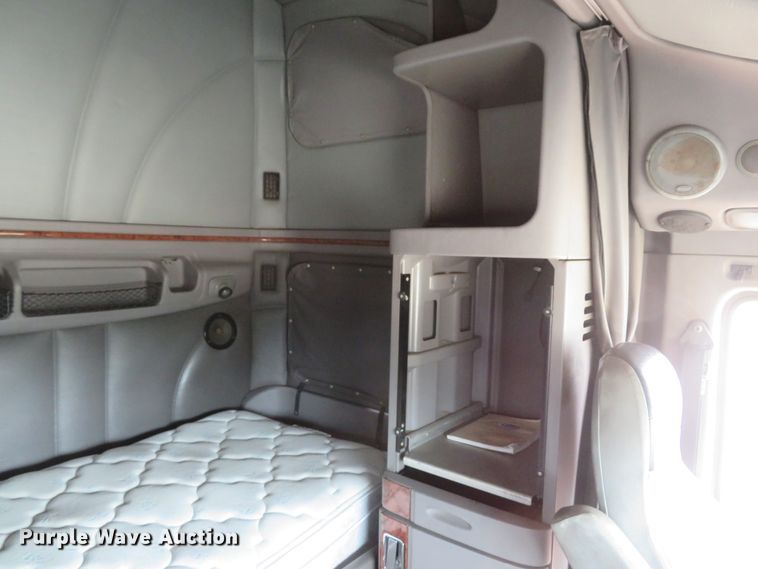 image for item DI2086 2007 Peterbilt 387  semi truck