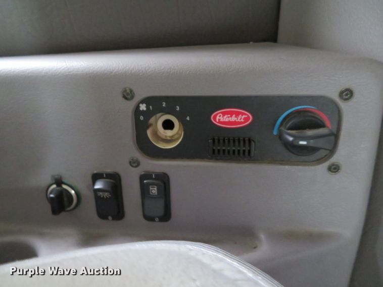 image for item DI2086 2007 Peterbilt 387  semi truck