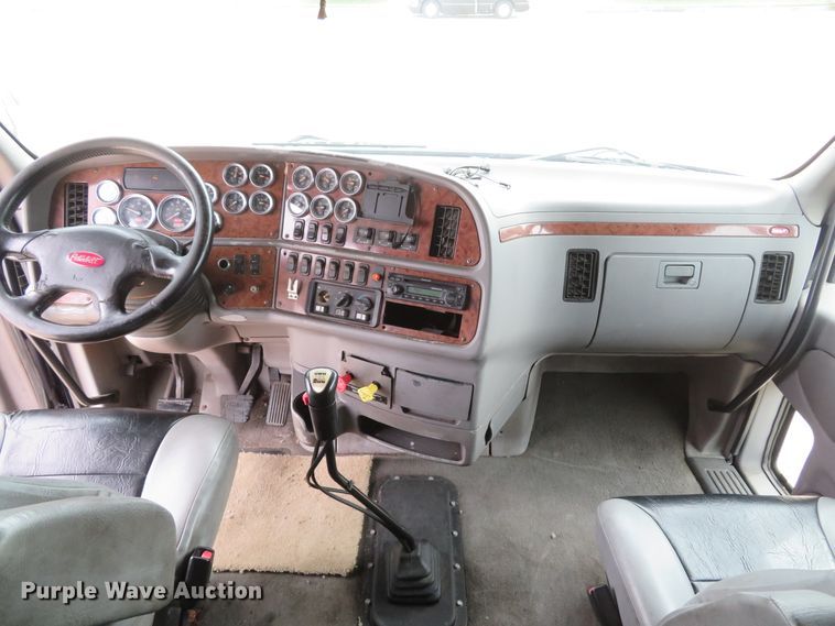 image for item DI2086 2007 Peterbilt 387  semi truck