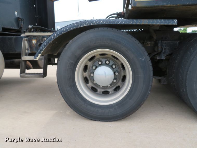 image for item DI2086 2007 Peterbilt 387  semi truck