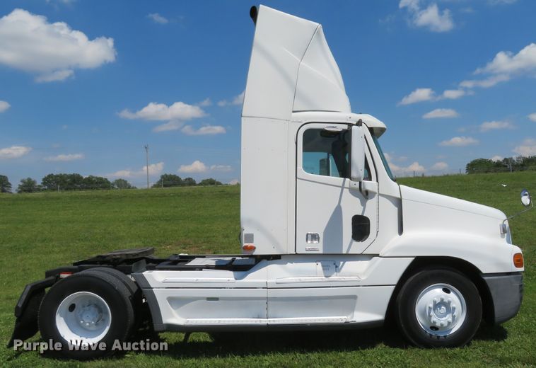 image for item DI2243 2002 Freightliner Century Class ST120  semi truck