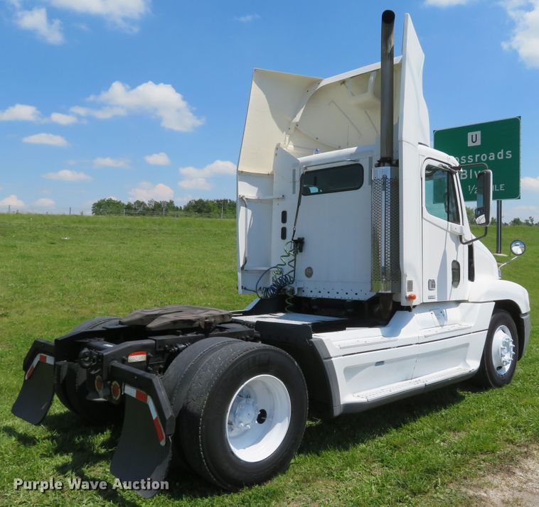 image for item DI2243 2002 Freightliner Century Class ST120  semi truck