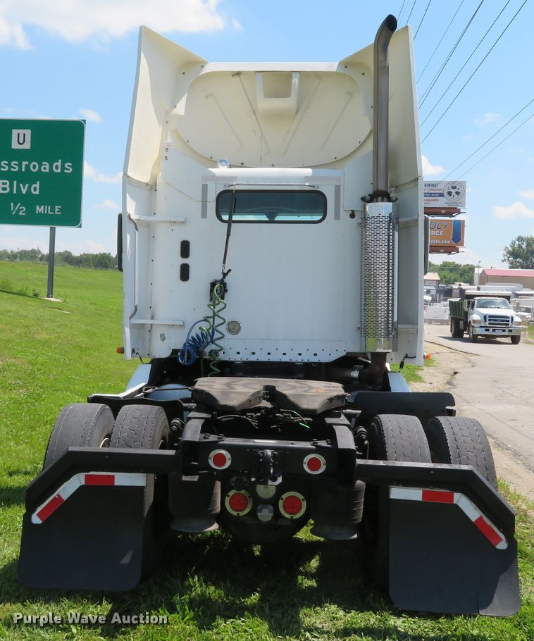 image for item DI2243 2002 Freightliner Century Class ST120  semi truck