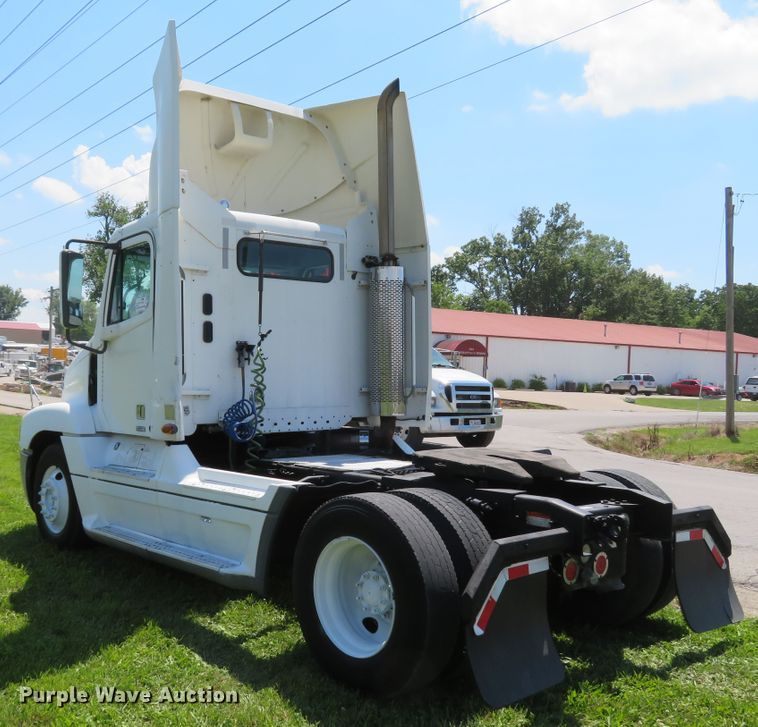 image for item DI2243 2002 Freightliner Century Class ST120  semi truck