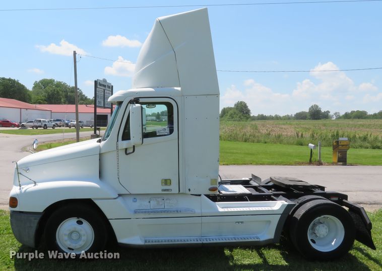 image for item DI2243 2002 Freightliner Century Class ST120  semi truck