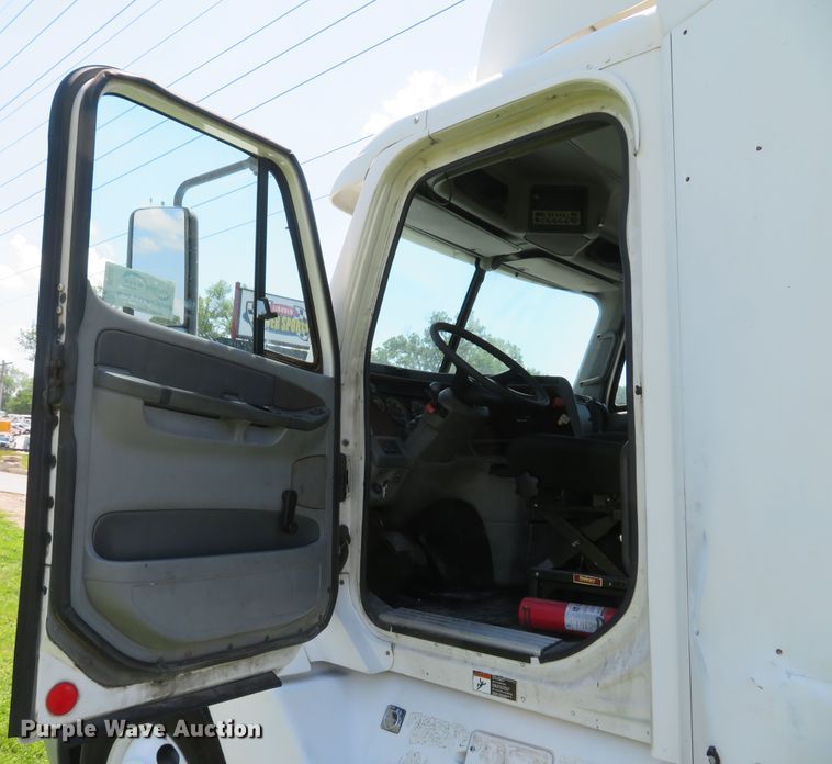 image for item DI2243 2002 Freightliner Century Class ST120  semi truck