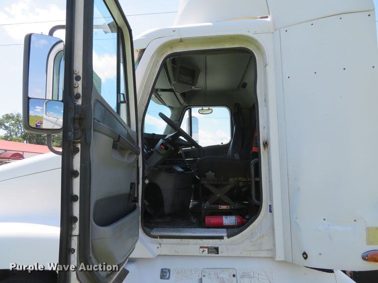 image for item DI2243 2002 Freightliner Century Class ST120  semi truck