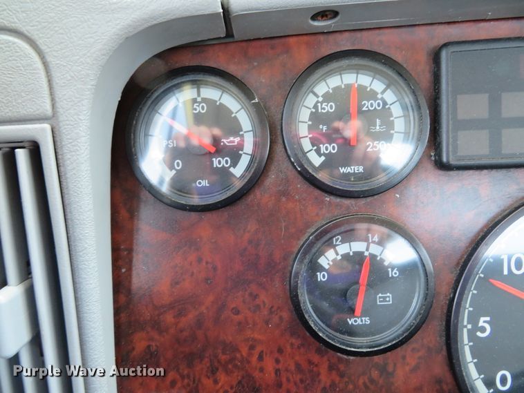 image for item DI2243 2002 Freightliner Century Class ST120  semi truck