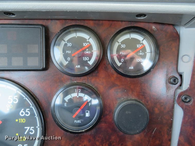 image for item DI2243 2002 Freightliner Century Class ST120  semi truck