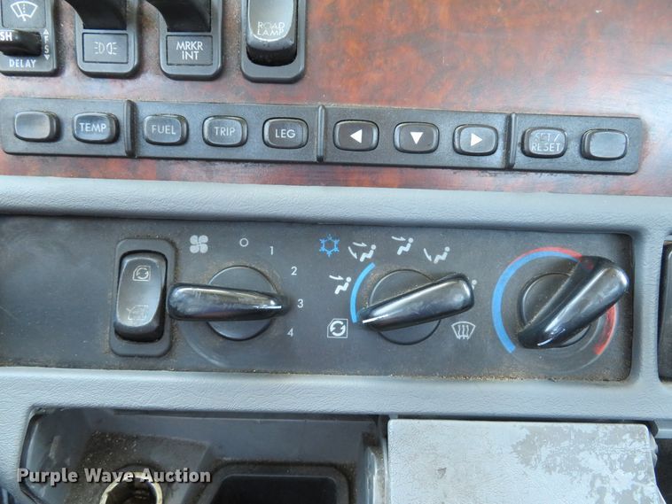 image for item DI2243 2002 Freightliner Century Class ST120  semi truck