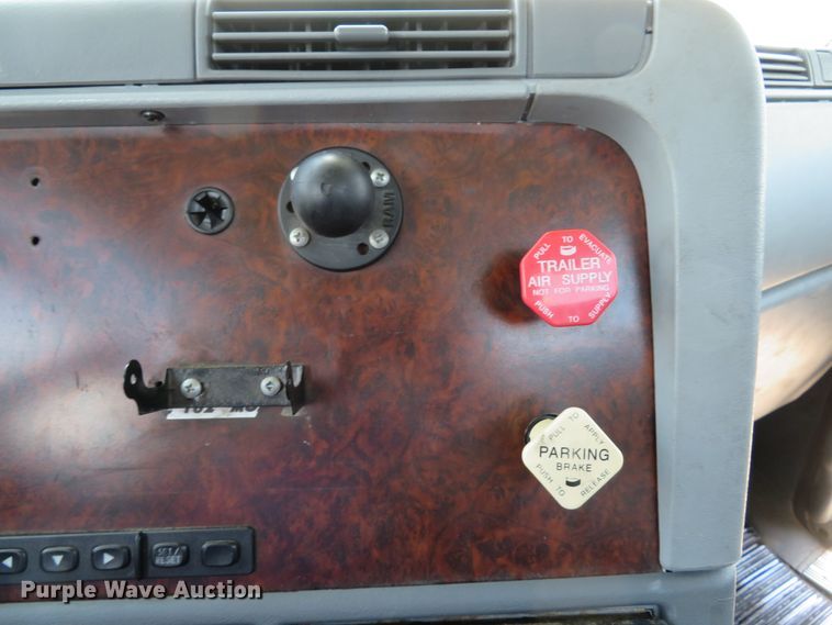 image for item DI2243 2002 Freightliner Century Class ST120  semi truck