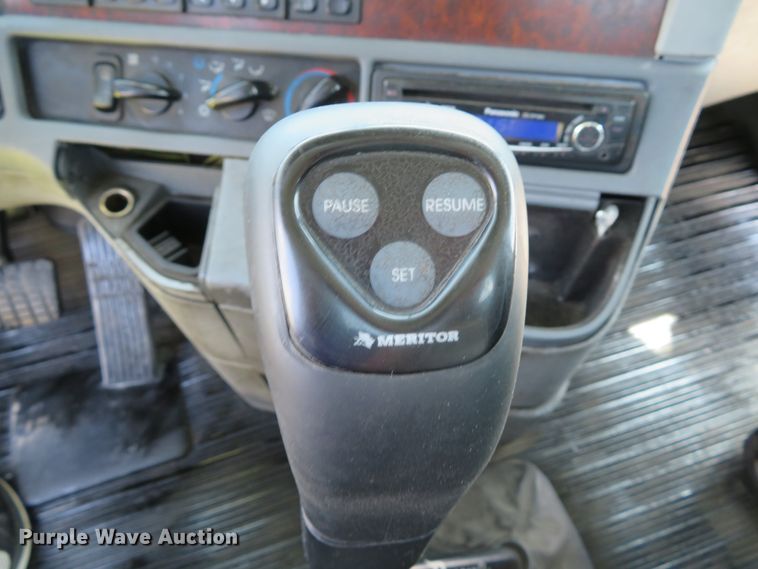 image for item DI2243 2002 Freightliner Century Class ST120  semi truck