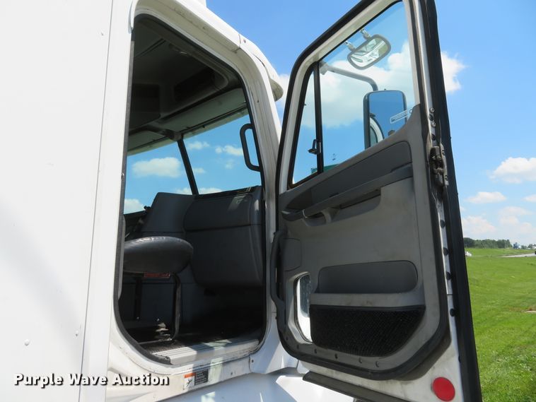 image for item DI2243 2002 Freightliner Century Class ST120  semi truck