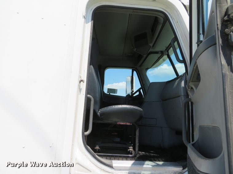 image for item DI2243 2002 Freightliner Century Class ST120  semi truck