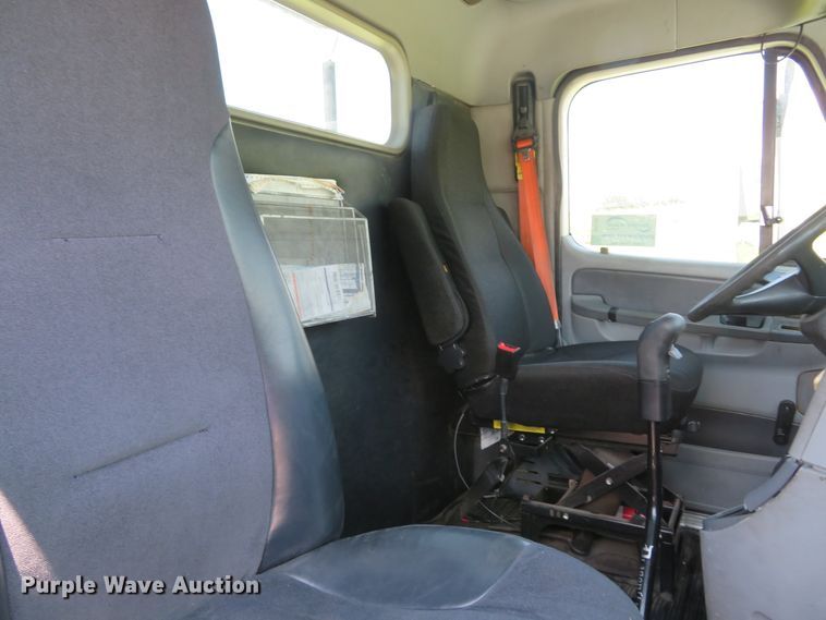 image for item DI2243 2002 Freightliner Century Class ST120  semi truck