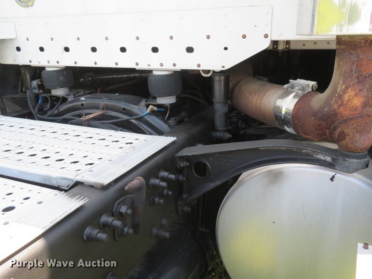 image for item DI2243 2002 Freightliner Century Class ST120  semi truck