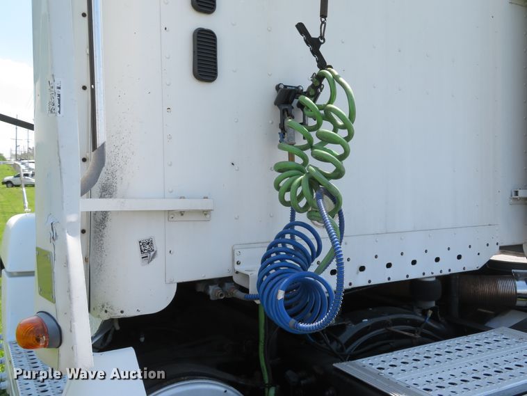 image for item DI2243 2002 Freightliner Century Class ST120  semi truck