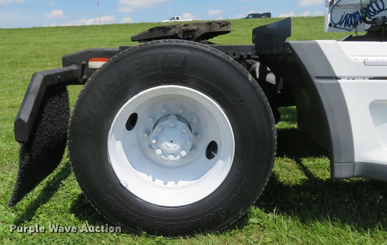 image for item DI2243 2002 Freightliner Century Class ST120  semi truck