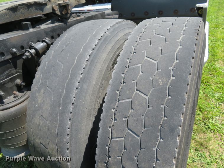 image for item DI2243 2002 Freightliner Century Class ST120  semi truck