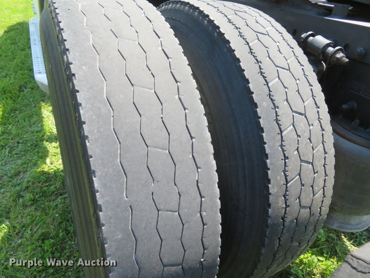 image for item DI2243 2002 Freightliner Century Class ST120  semi truck