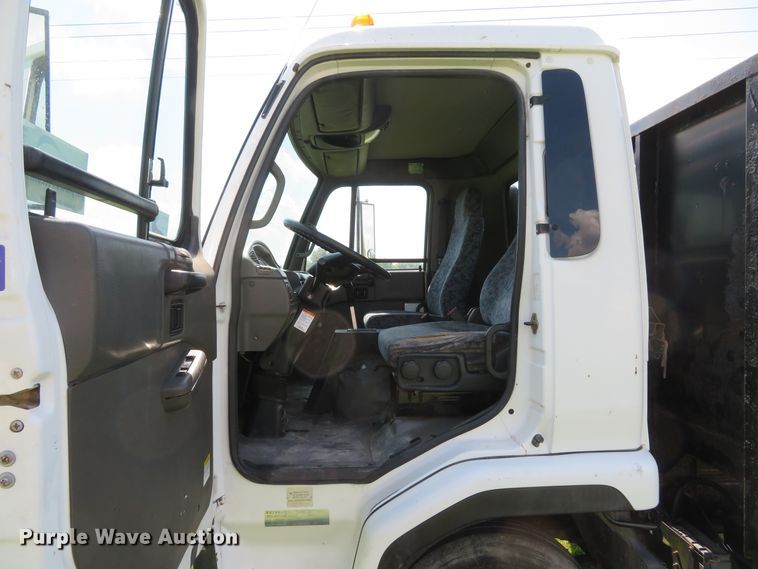 image for item DI2244 2005 UD Nissan UD1800  flatbed truck