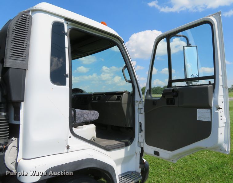 image for item DI2244 2005 UD Nissan UD1800  flatbed truck