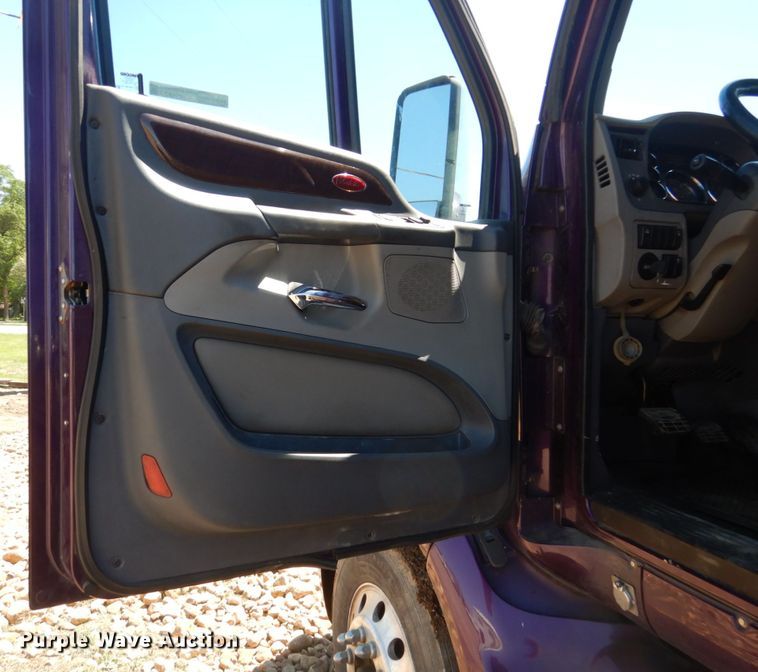 image for item FX9187 2014 Peterbilt 587  semi truck